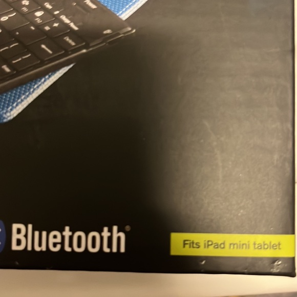 Brookstone, mini Bluetooth keyboard with tech grip case for iPad mini tablet - Picture 3 of 6